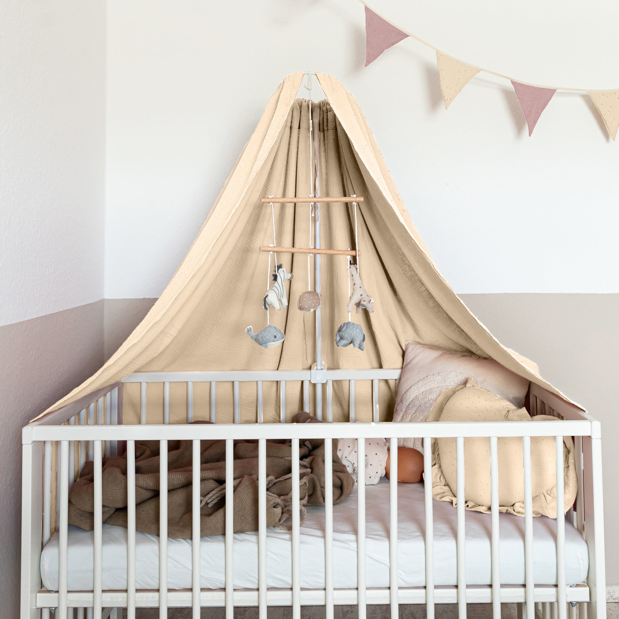 Babybett Himmel (Gold) + Bettschlange + Babybettlaken + Wimpelkette/Sternenkette (Gold) ab